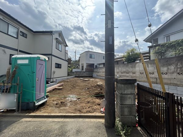 新座市野寺2丁目 新築戸建 前面道路含む外観 新座市野寺2丁目 新築戸建 前面道路含む外観