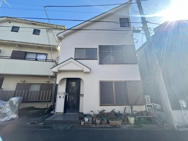 ダイニングキッチンは明るい光を届ける出窓付き♪