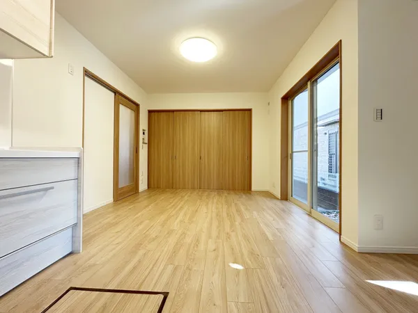 木目が美しいフローリングのリビングは、家族団らんにぴったりの心地よい空間です。