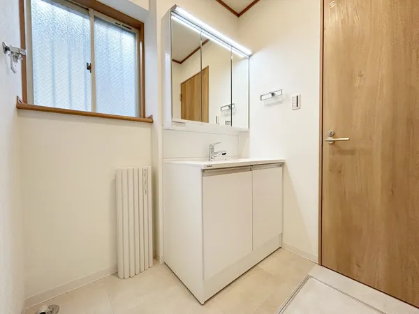 脱衣室に窓もあり、明るく清潔に保てる空間です。洗面台もゆったりとした洗面ボウルですので、お手入れしやすい洗髪洗面化粧台です。