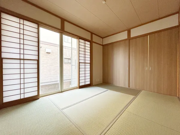 【約６．０帖和室】障子越しの柔らかな光が心地よい、落ち着きに満ちた和室です。