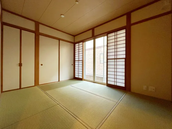 【約６．０帖和室】お昼寝スペースやキッズコーナーにも使える、家族に優しい和室です。