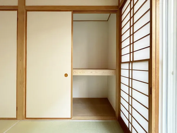 【約６．０帖和室】押入れ付きの6帖和室は、布団や季節物もすっきり片付く便利な空間です。