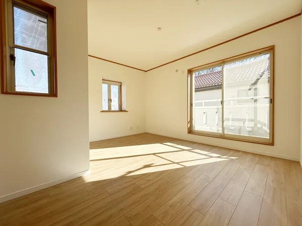 【約８．５帖洋室】8.5帖のゆとり空間。家具配置がしやすく、落ち着いて過ごせそうです。