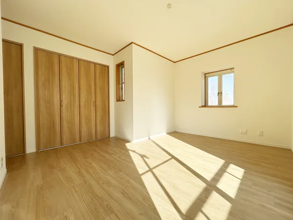 【約８．５帖洋室】お部屋をすっきり保てる、頼もしい収納スペースです。