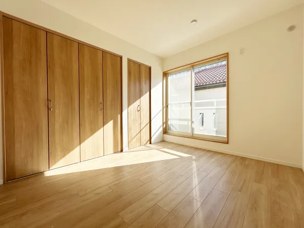 【約５．４帖洋室】大きな窓から明るい陽光が差し込み、ゆったりとお過ごしいただける洋室でございます。