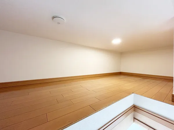 【約５．４帖洋室の小屋裏】小屋裏収納の備わったお部屋です。