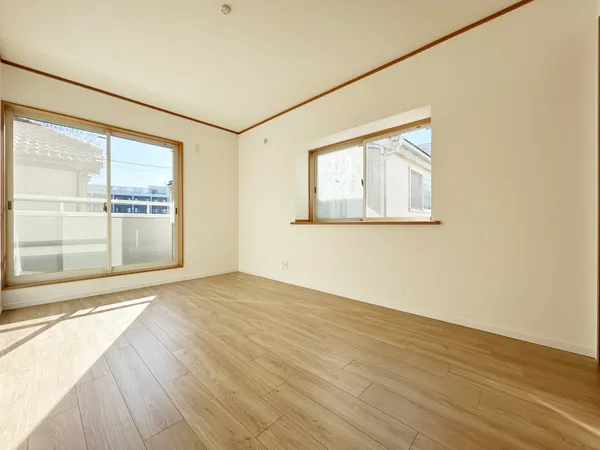 【約６．９帖洋室】約6.9帖の明るい洋室は、子ども部屋やワークスペースに使いやすいサイズ感です。