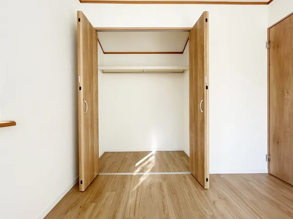 【約６．９帖洋室クローゼット】収納力のあるクローゼットですので、お部屋をすっきりと保つことができます。