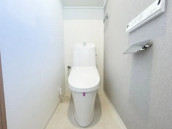 【２階トイレ】清潔感のあるスッキリとしたトイレです。