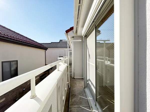 洗濯物が乾きやすい明るいワイドバルコニーです。