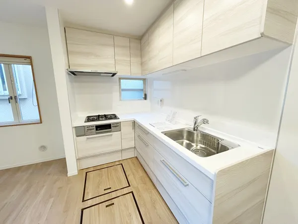 収納豊富なL字型キッチンで、作業スペースも広く使える設計です。