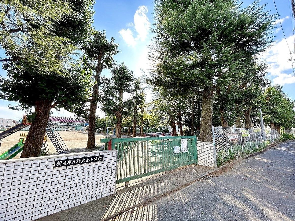 新座市あたご3丁目 戸建 新座市立野火止小学校(約2200m) 新座市立野火止小学校(約2200m)