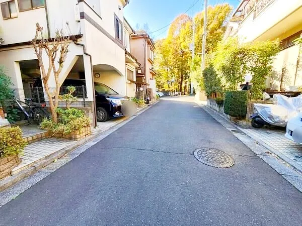 南側は施設の駐車場のため、開放感がございます。