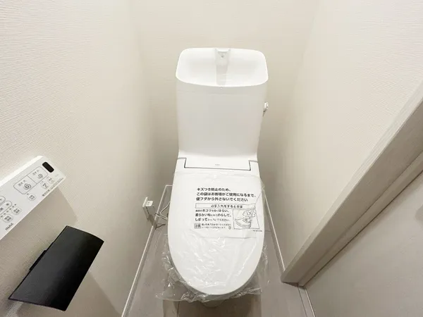 お掃除のしやすいシンプルな内装のトイレです。