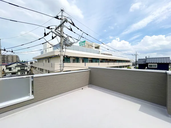 多目的に使えるスカイバルコニーです