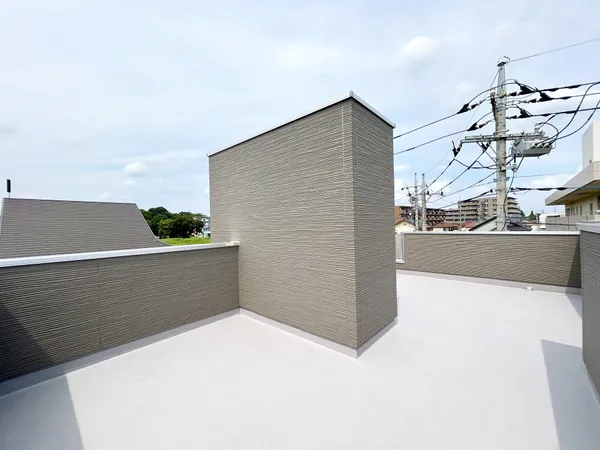 多目的に使えるスカイバルコニーです
