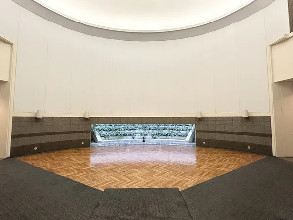 重厚感のあるエントランスです。三井不動産レジデンシャルサービス(株)による日勤管理のほか、オートロックが備わっており防犯面に配慮されたマンションです。