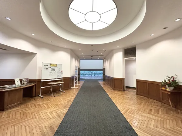 明るい雰囲気で広々とした、ホテルライクなエントランスホールです。