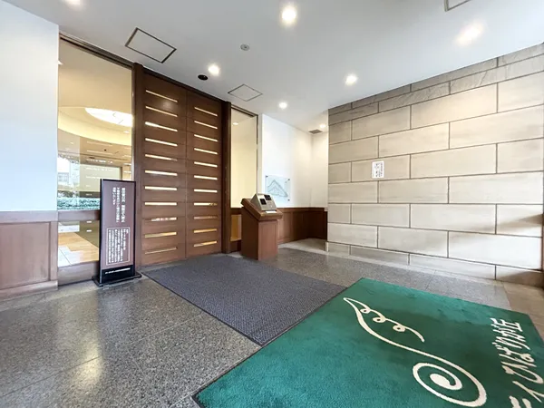 住民の帰りを温かく優雅に迎え入れるエントランスです。