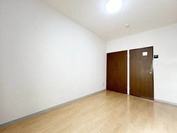 衣類や日用品を収納することで、お部屋をすっきりと見せるクローゼットが備わっています。