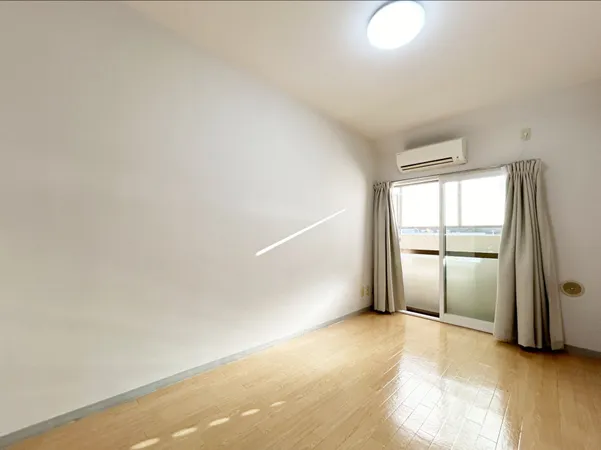 室内たいへんきれいにお使いです。南側バルコニーのため日差しをたっぷりと取り込めます。