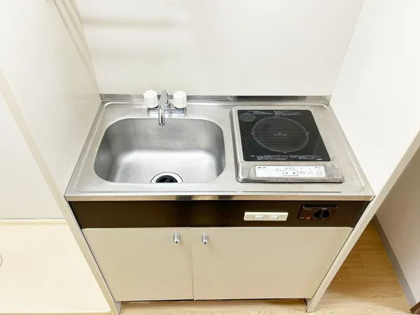 ミニキッチン下には、収納に便利な戸棚があります。