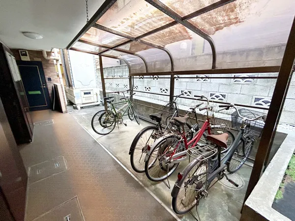 共用部分には屋根付きの駐輪場がございます。
