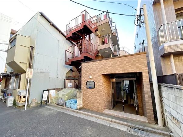 清潔感のある外観のマンションです。駅から徒歩５分の好立地です。