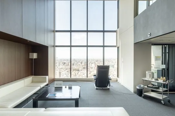 ホテルライクな雰囲気を演出するスカイラウンジも備えています。