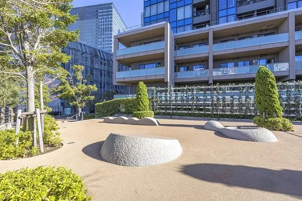 敷地全体にゆとりをもたせた設計。日常の中で、空と距離を感じられる開放感が魅力です。