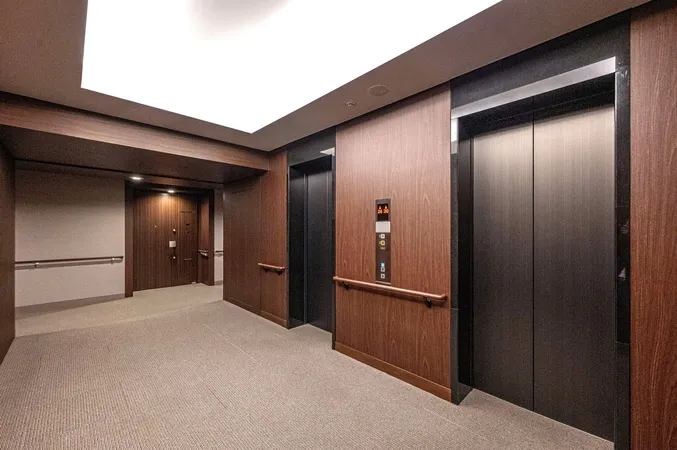 エレベーターは内廊下に設けられており、落ち着きのある上質な雰囲気が感じられます。