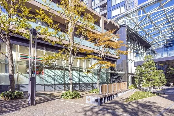 広々とした歩道と一体となったアトリウムプラザ。