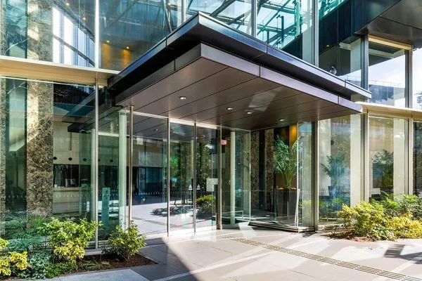 高級感のあるエントランスが、住まう方の帰宅をやさしく迎えます。