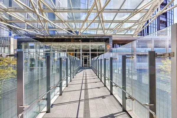 デザイン性のある渡り廊下が、共用空間に上質なアクセントを添えています。