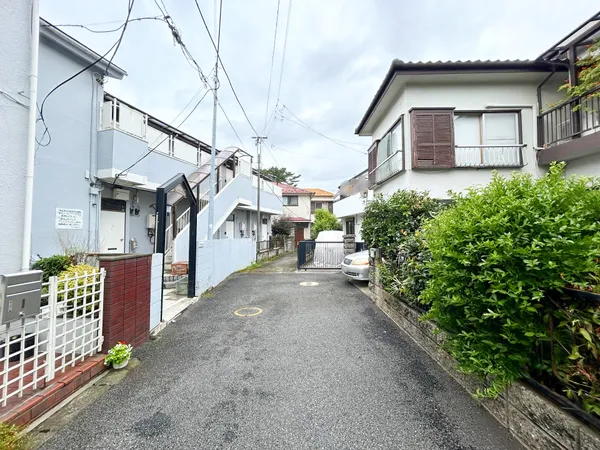 車通りの少ない前面道路です。