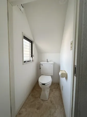 2階のトイレです。光が差し込み、明るい印象です。