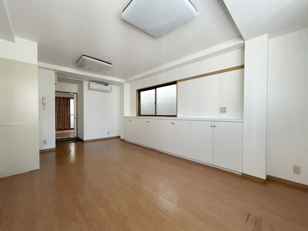 約12.2帖の洋室です。収納スペースが豊富なので、お部屋がスッキリ片付きそうです。