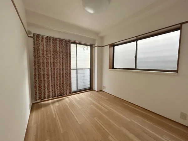 約4.5帖の洋室です。二面採光で明るい印象です。