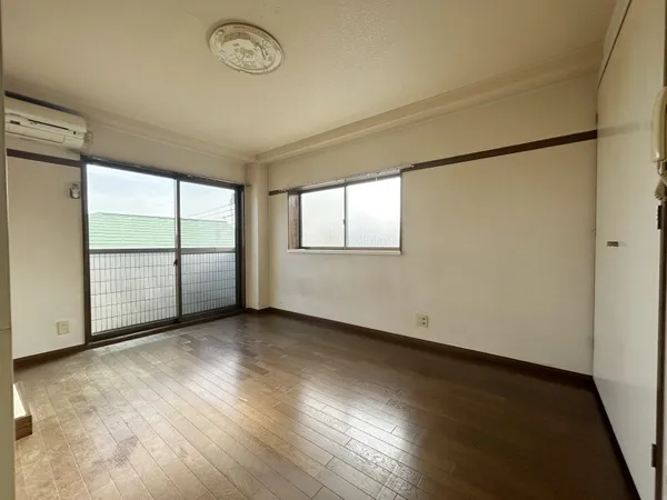 約7.2帖の洋室です。クローゼットも付いているため、洋服や小物アイテムの収納も可能です。