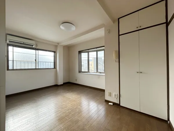 約7.8帖の洋室です。出窓があり、より空間が広く感じられそうです。