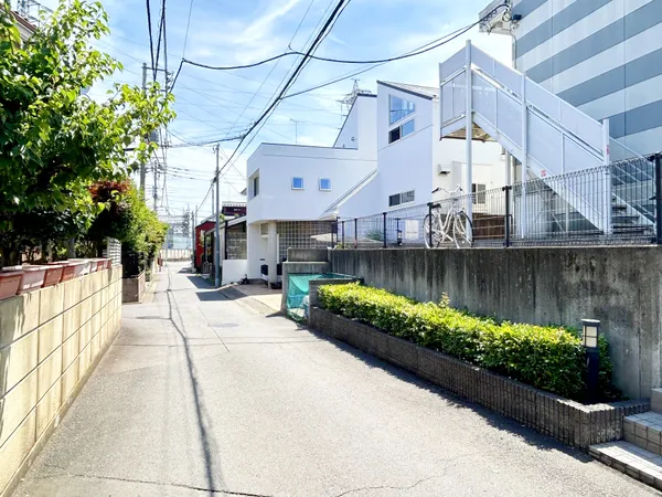 敷地内の植栽が建物を彩ります。