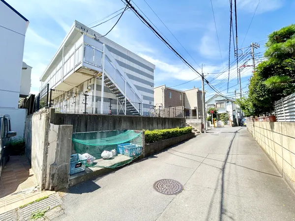 車通りの少ない閑静な住宅地内に位置しています。