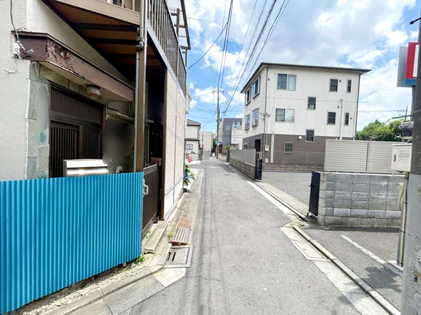 前面には約2.8m私道がございます。大通りに面しておらず、前面道路の人通りが少ない点は日々の生活に安心をもたらします。