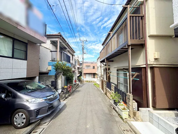 前面道路は西側約3.9ｍの公道、間口約7.9ｍで接道しています。
