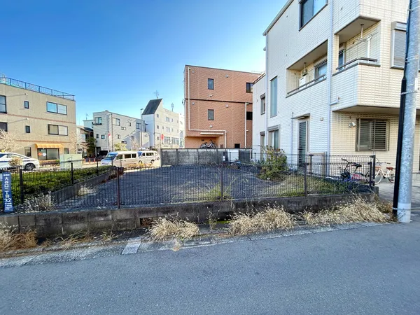 周辺にはスーパーやコンビニなどがあり、利便性が良い地域でございます。