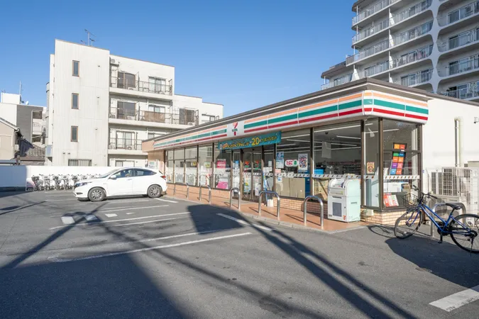 軽食や惣菜類、日用品など幅広い商品が販売されています。セブン銀行のATM、マルチコピー機も利用可能です。24時間営業