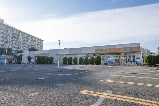 生鮮食品などが取り扱われています。HPでWebチラシを確認できるため、お買い得商品を買い逃すことがなさそうです。営業時間/9:30～23:30※ドラッグコーナーは～21:00