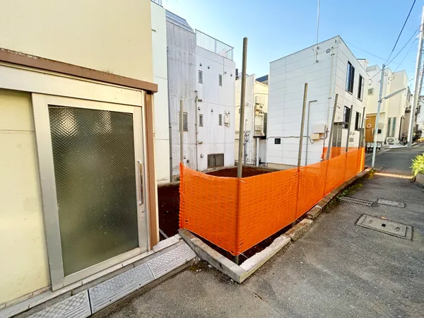 周辺には、小学校や中学校など教育施設もございます。