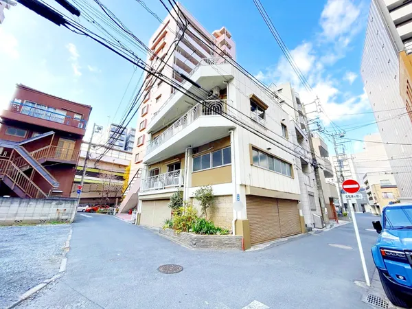 最寄り駅まで徒歩４分、スーパー・コンビニまで徒歩２分と生活に便利な立地です。